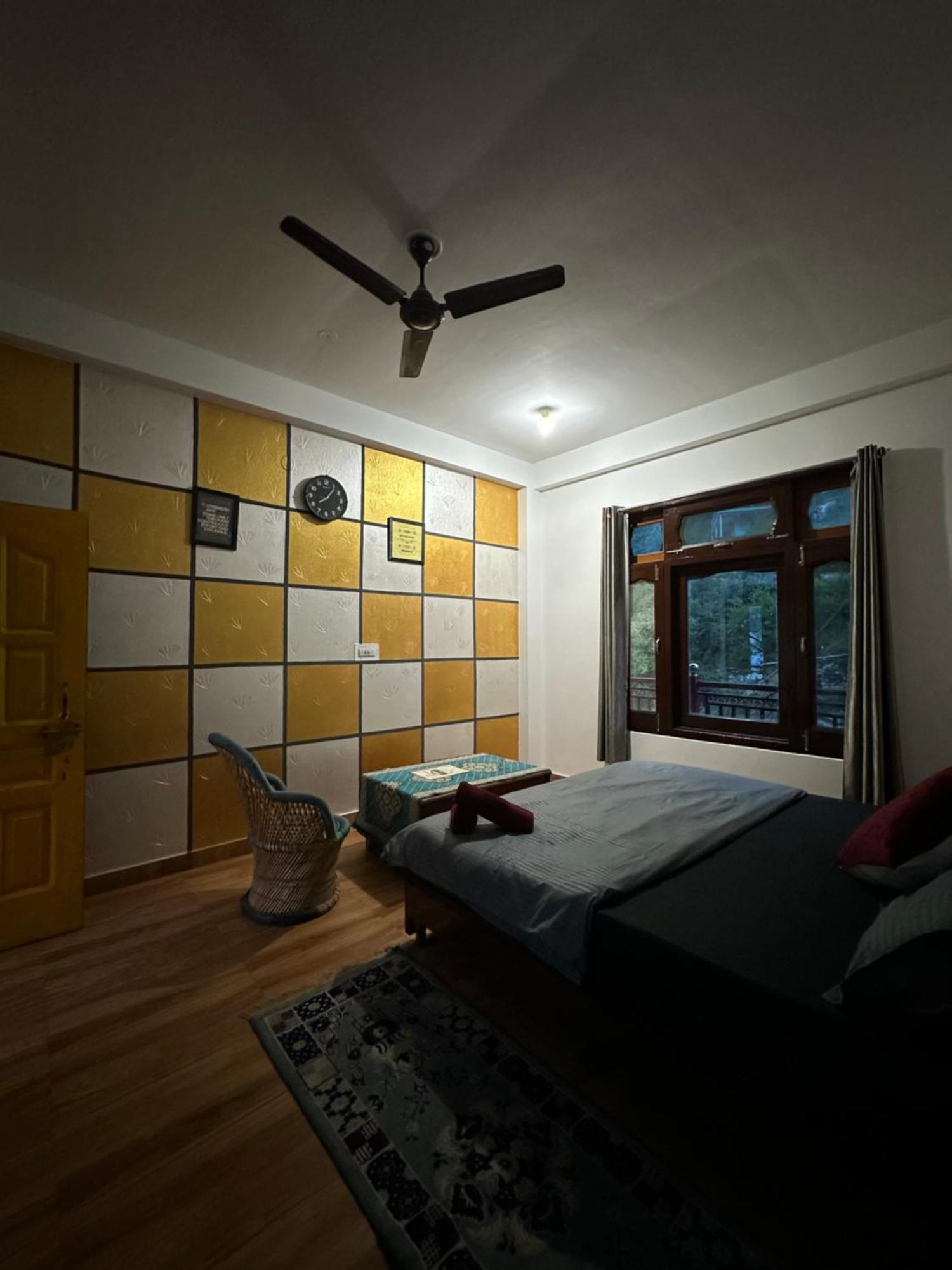 Pahadirovers Homestay & Cafe Kasol Dış mekan fotoğraf